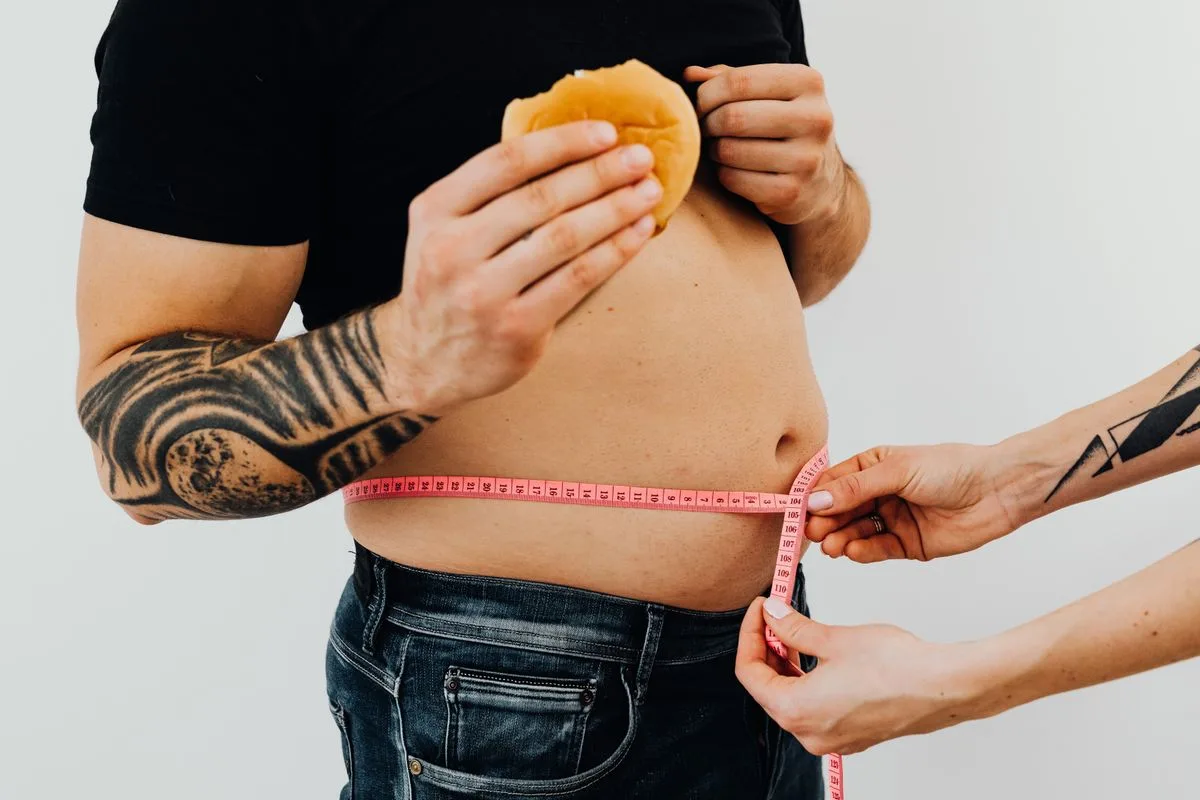 Uống sữa tăng cân có bị béo bụng không – Độ Fitness